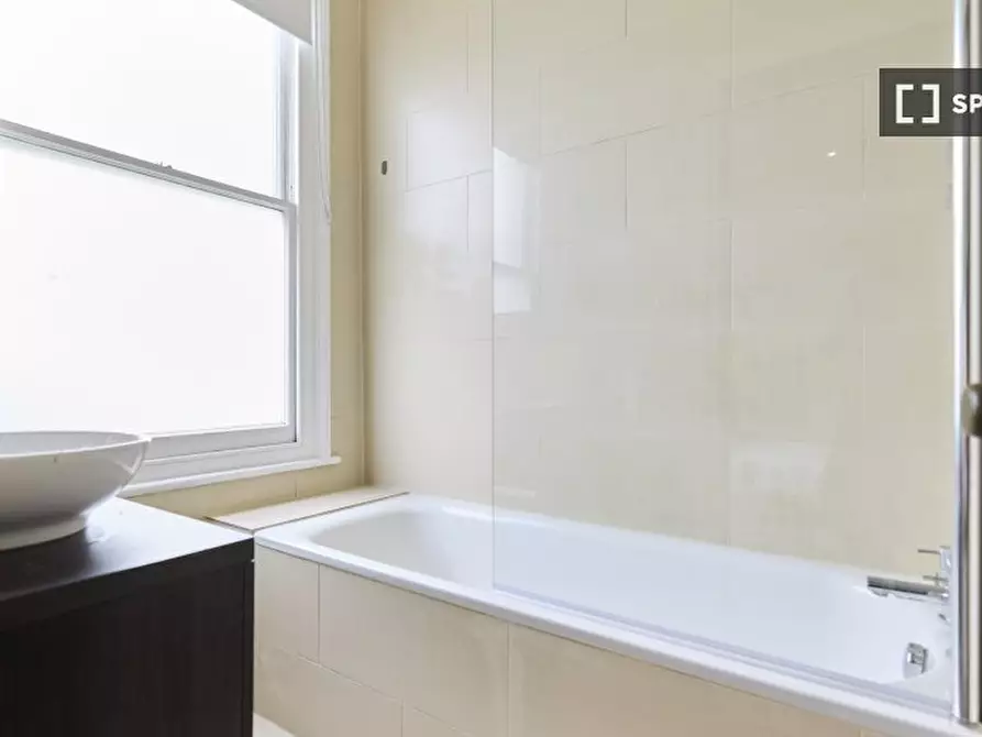 Immagine 11 di Ufficio in affitto  in flat a Kensington