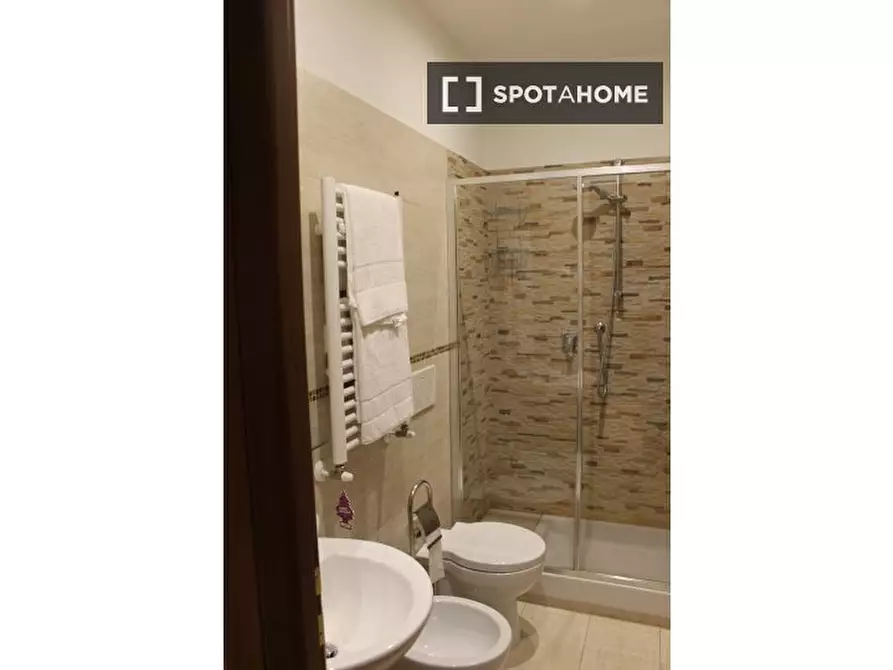 Immagine 6 di Camera condivisa in affitto  in Via Gian Luca Squarcialupo a Roma