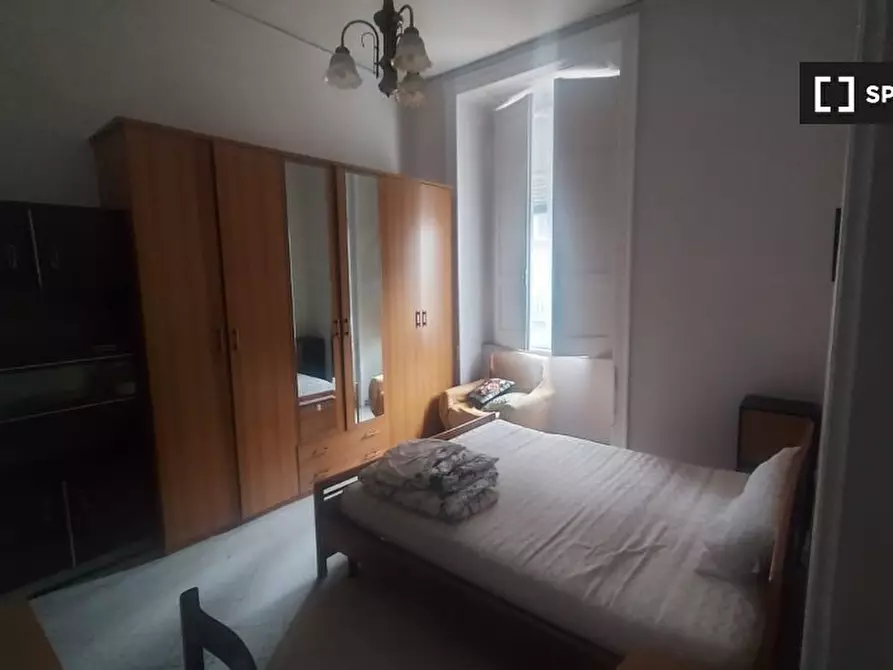 Immagine 3 di Camera condivisa in affitto  in Via Carminiello Al Mercato a Napoli