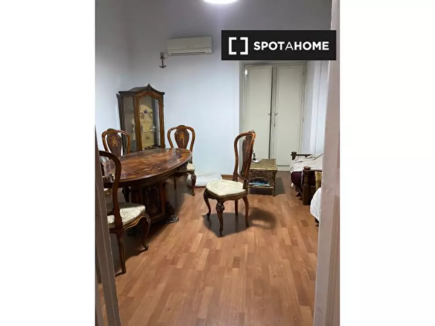 Immagine 19 di Camera condivisa in affitto  in Via Cedronio a Napoli