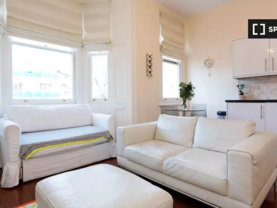 Immagine 1 di Appartamento in affitto  in Cornwall Cres a Kensington