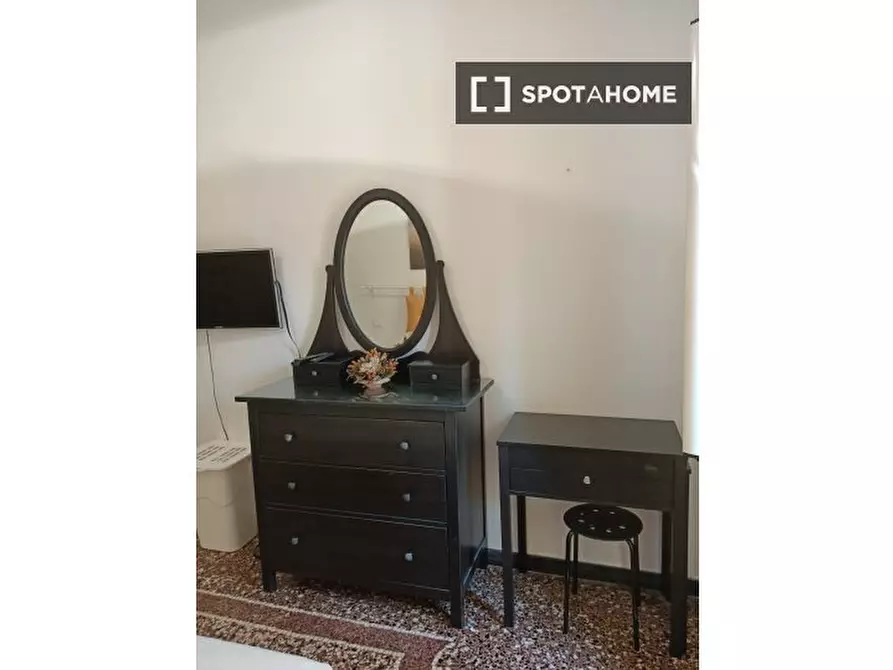 Immagine 2 di Camera condivisa in affitto  in Via Venezia a Genova