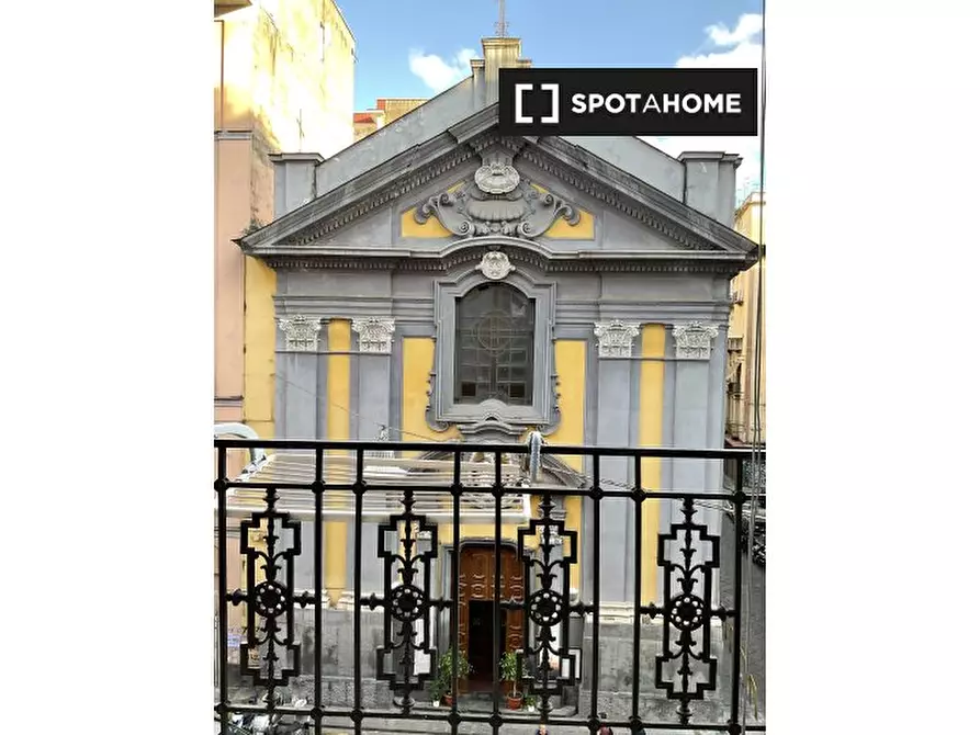 Immagine 19 di Camera condivisa in affitto  in Via Carminiello Al Mercato a Napoli