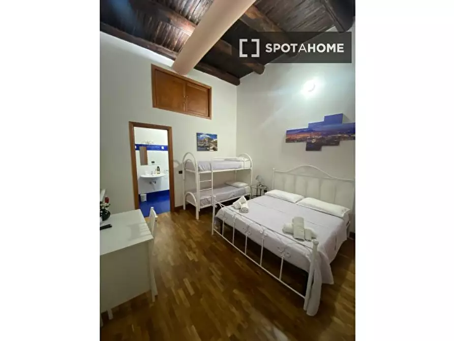 Immagine 9 di Camera condivisa in affitto  in Via dei Tribunali a Napoli