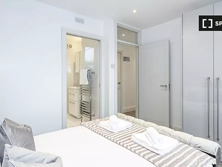 Immagine 13 di Appartamento in affitto  in Kilburn High Rd a Camden Town