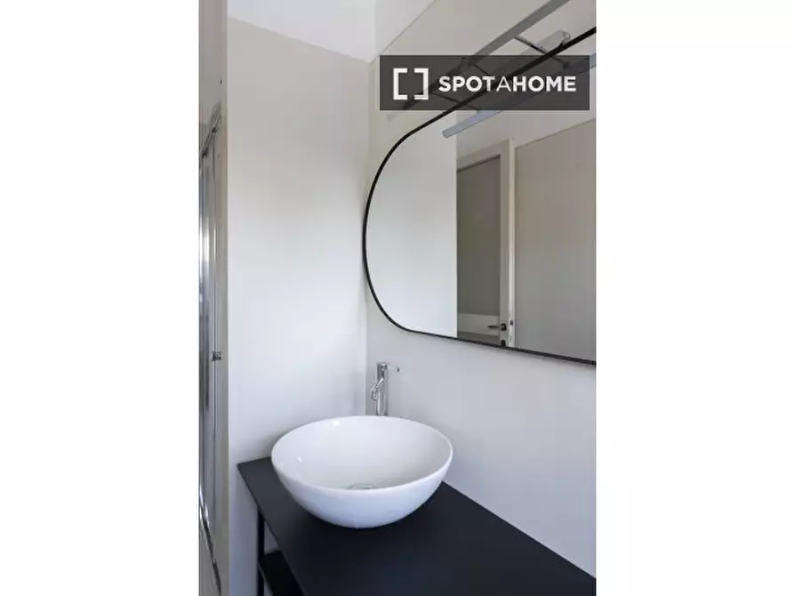 Immagine 16 di Camera condivisa in affitto  in Viale Francesco Restelli a Milano