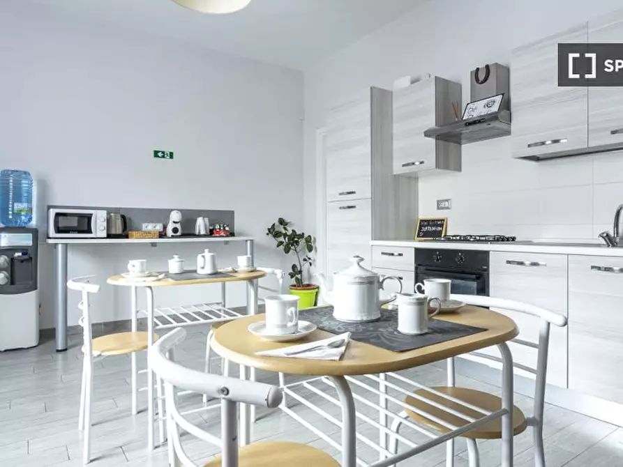 Immagine 10 di Camera condivisa in affitto  in Via Giasone a Roma