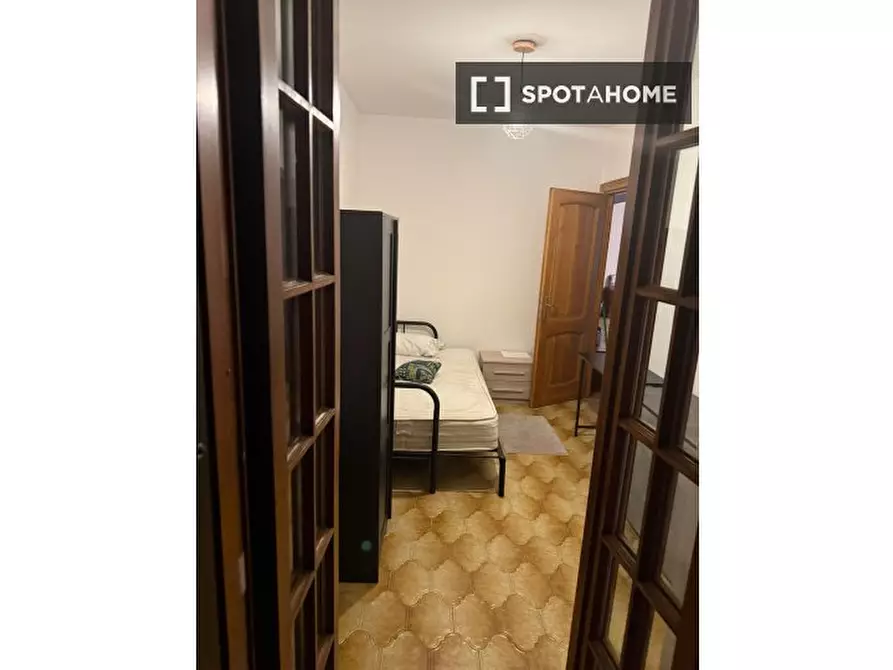 Immagine 3 di Camera condivisa in affitto  in Via Argusto a Roma