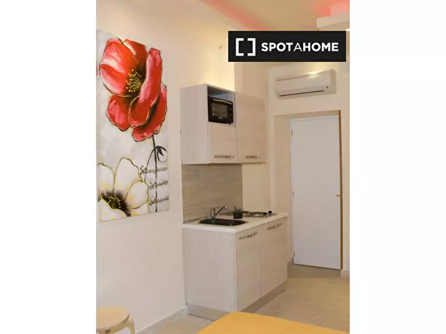 Immagine 17 di Camera condivisa in affitto  in Via Vetulonia a Roma
