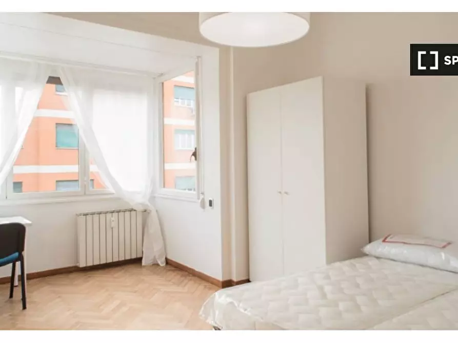 Immagine 16 di Camera condivisa in affitto  in Via Luca Valerio a Roma