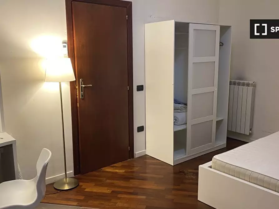 Immagine 16 di Camera condivisa in affitto  in Via Mario Gigante a Napoli