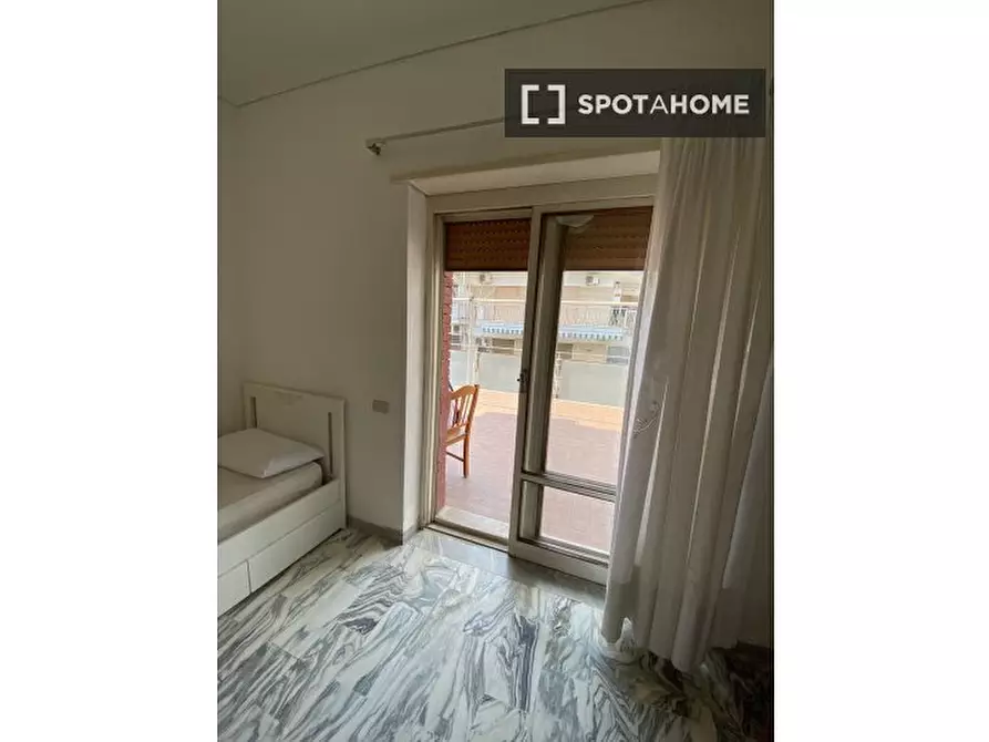 Immagine 2 di Camera condivisa in affitto  in Viale Maria Bakunin a Napoli