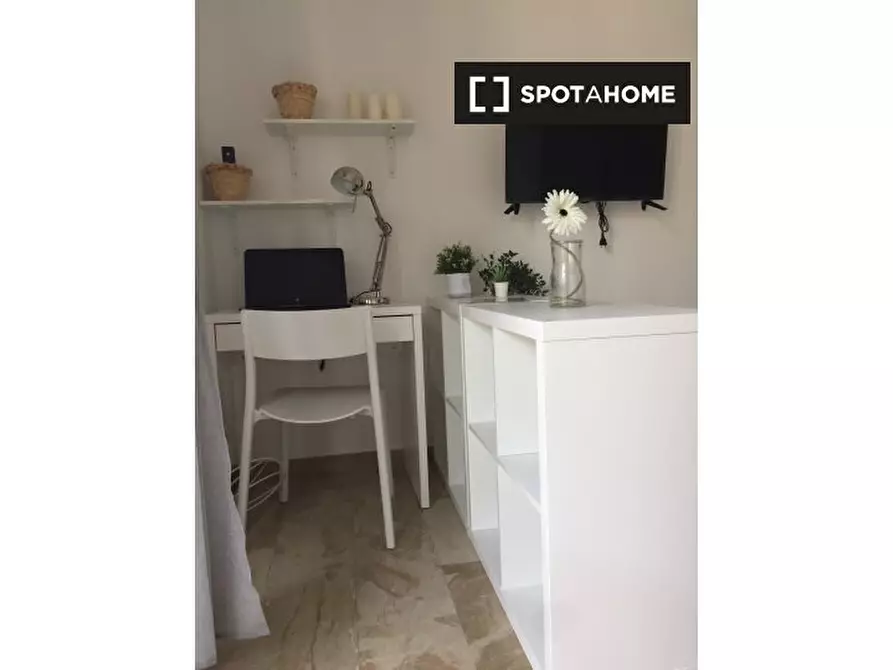 Immagine 2 di Camera condivisa in affitto  in Via Carlo Valvassori Peroni a Milano