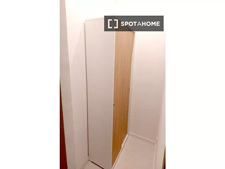 Immagine 3 di Camera condivisa in affitto  in Via Edoardo Jenner, 00151 Roma RM, Italy a Roma