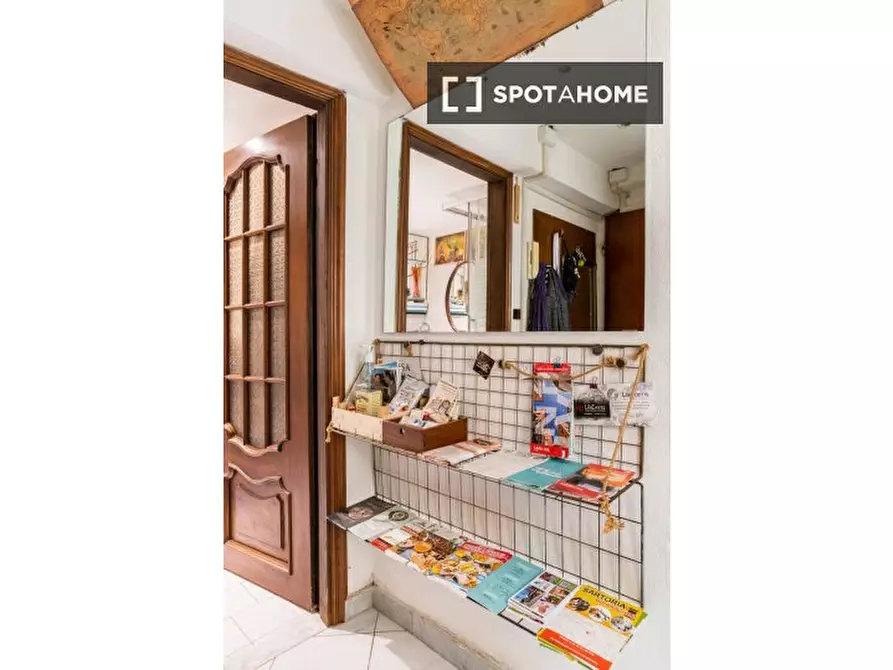 Immagine 18 di Camera condivisa in affitto  in Vico delle Scuole Pie a Genova