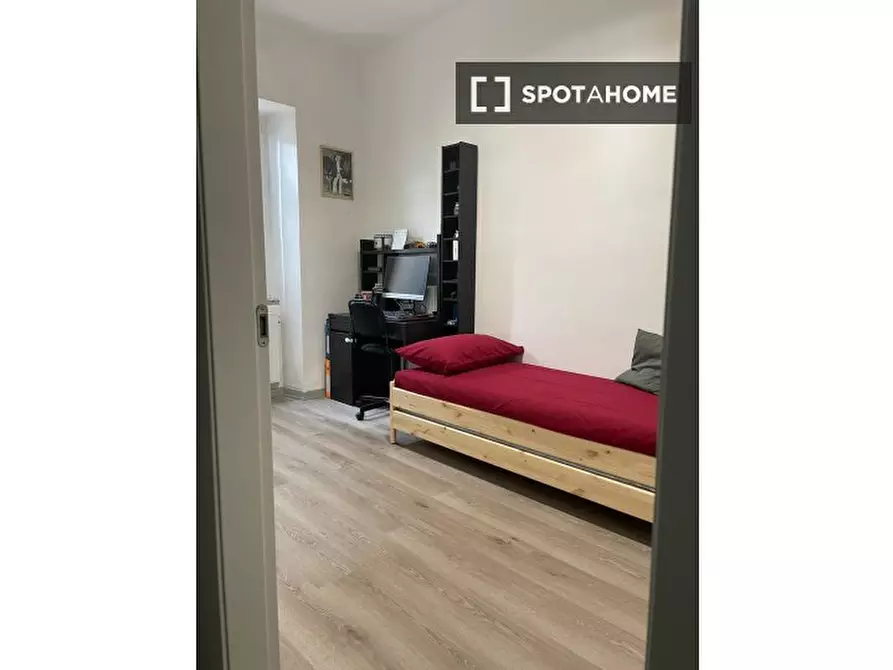 Immagine 2 di Camera condivisa in affitto  in Via Vincenzo Montenovesi a Roma