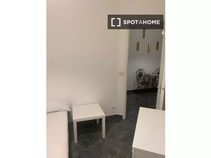 Immagine 3 di Camera condivisa in affitto  in Via di S. Romano a Roma