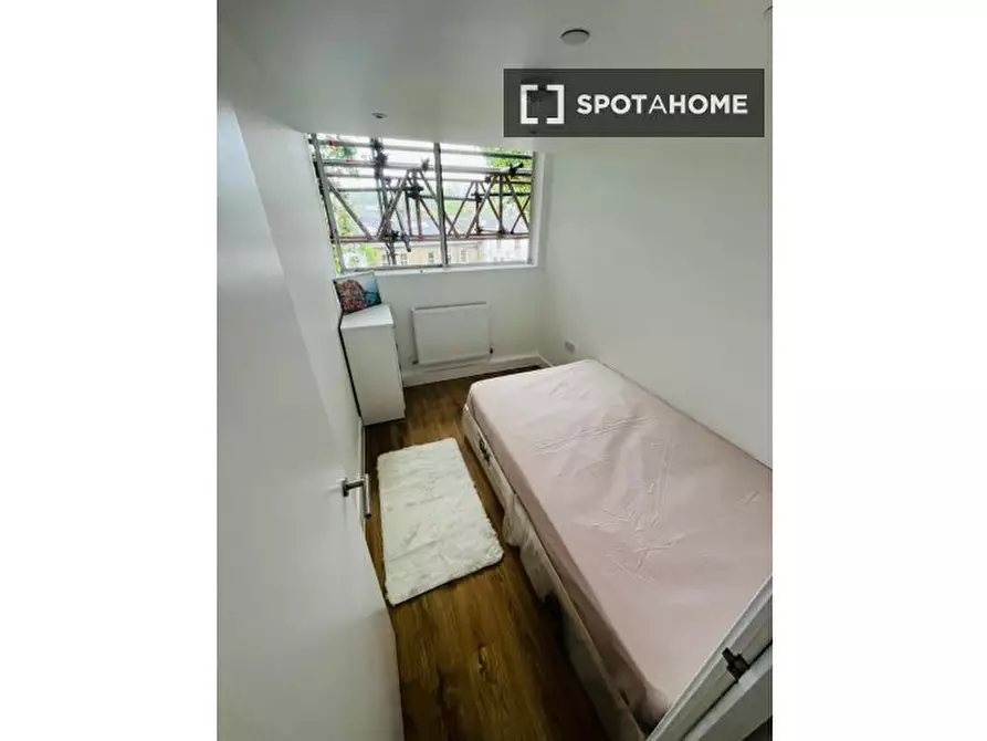 Immagine 3 di Camera condivisa in affitto  in Grenfell Rd a Kensington