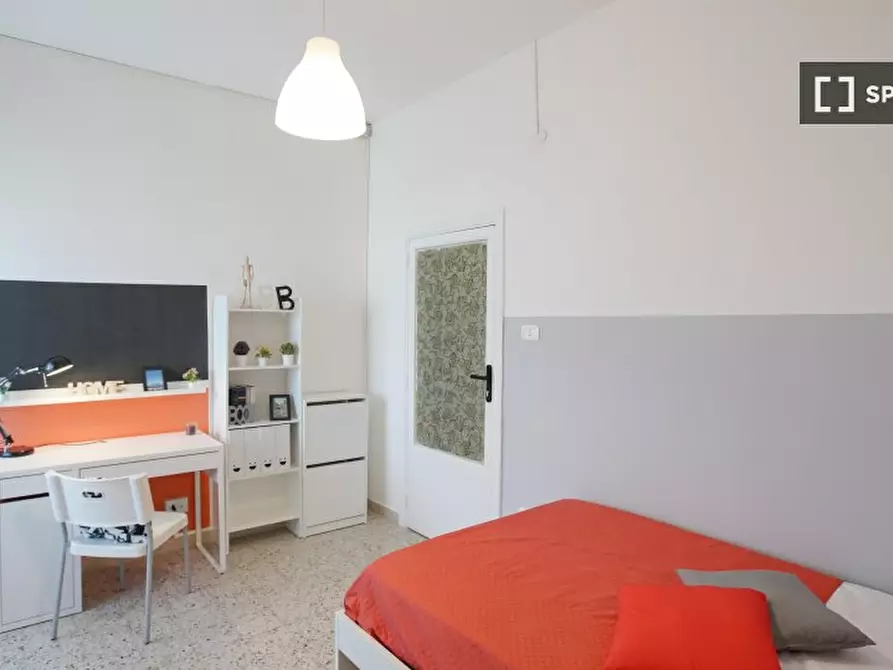 Immagine 3 di Camera condivisa in affitto  in Via Colli Aminei a Napoli