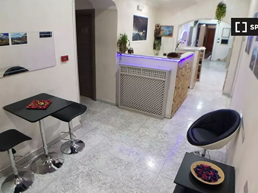 Immagine 11 di Camera condivisa in affitto  in Via Genova a Napoli