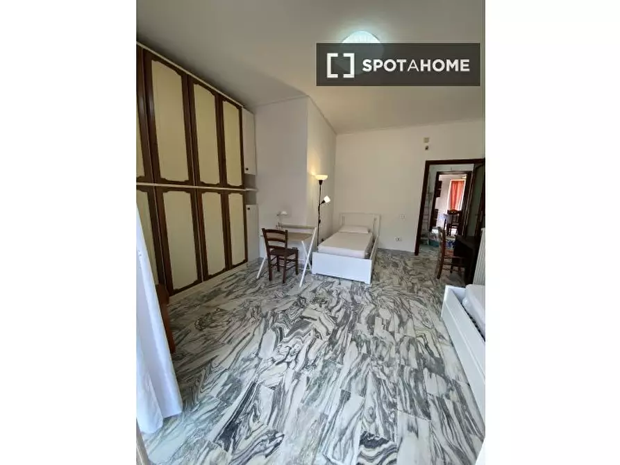 Immagine 5 di Camera condivisa in affitto  in Viale Maria Bakunin a Napoli