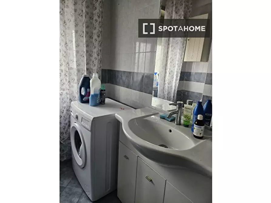 Immagine 8 di Camera condivisa in affitto  in Via dei Centauri a Roma