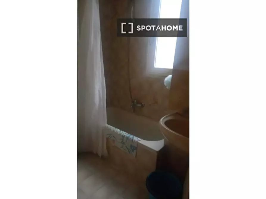 Immagine 5 di Camera condivisa in affitto  in Via Carbonara a Napoli