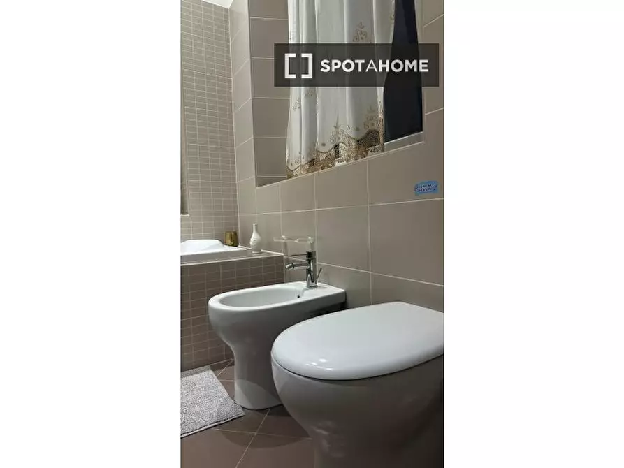 Immagine 13 di Camera condivisa in affitto  in Via Voghera a Roma