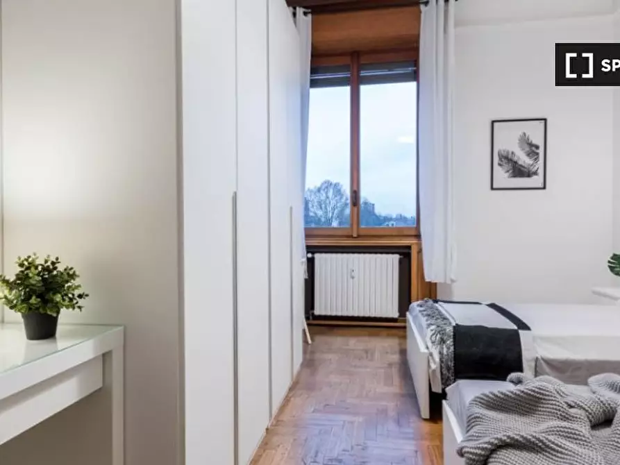 Immagine 2 di Camera condivisa in affitto  in Viale Regina Margherita a Milano