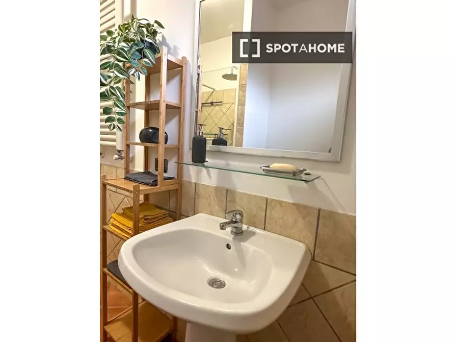 Immagine 7 di Camera condivisa in affitto  in Via Alberto Lupo a Roma