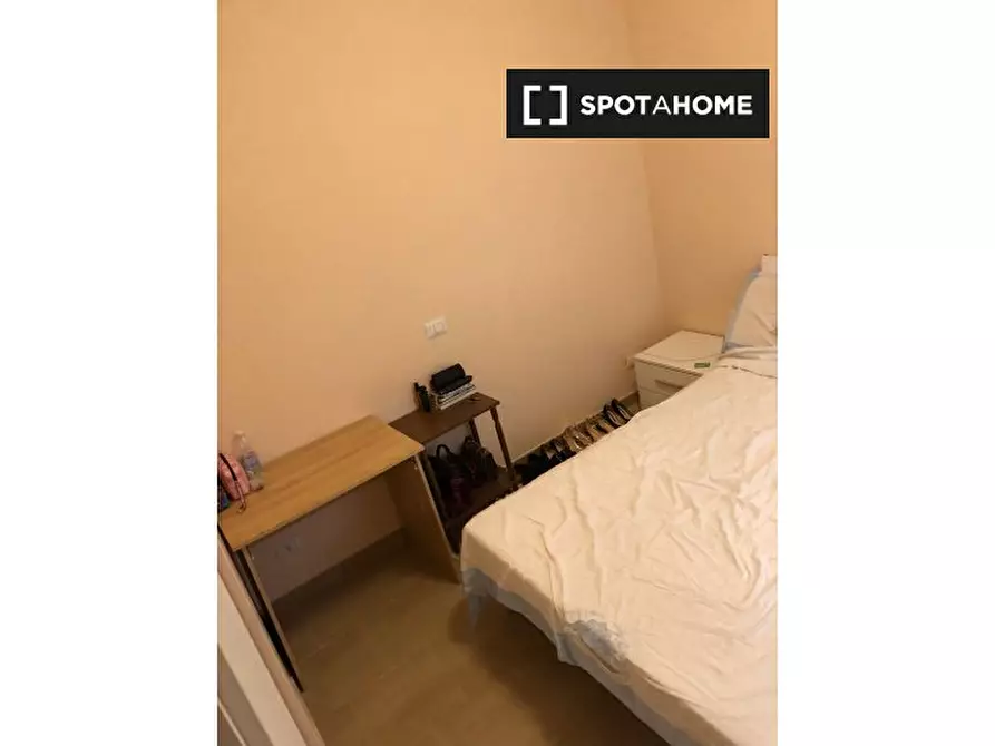 Immagine 4 di Camera condivisa in affitto  in Viale di Tor Marancia a Roma