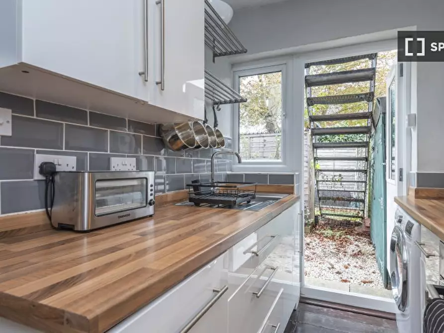 Immagine 14 di Appartamento in affitto  in Kimble Rd a Merton