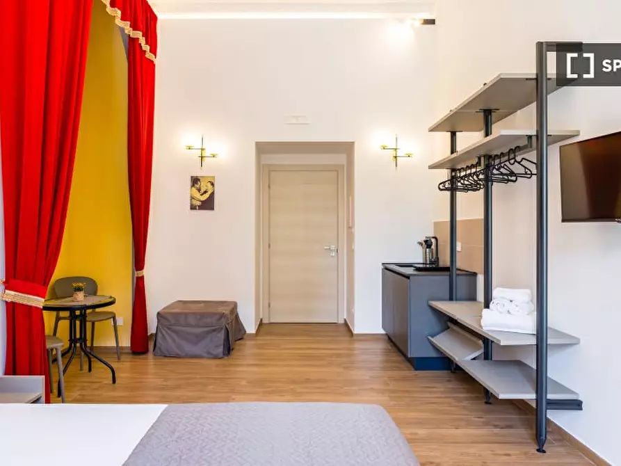 Immagine 14 di Appartamento in affitto  in Via Santa Teresa degli Scalzi a Napoli