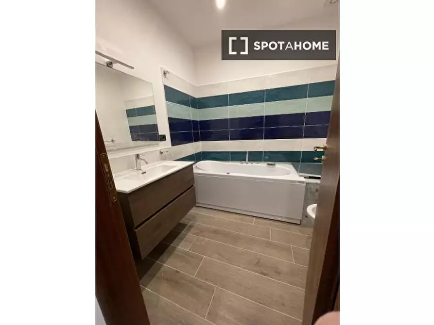 Immagine 15 di Appartamento in affitto  in Via Francesco Crispi a Napoli