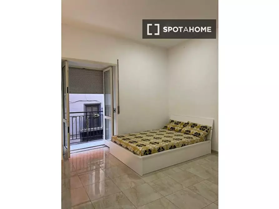 Immagine 12 di Camera condivisa in affitto  in Via delle Zite a Napoli