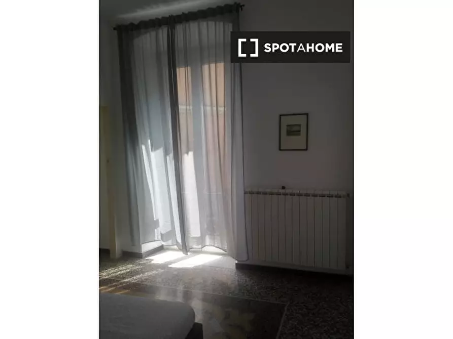 Immagine 10 di Camera condivisa in affitto  in Via Venezia a Genova