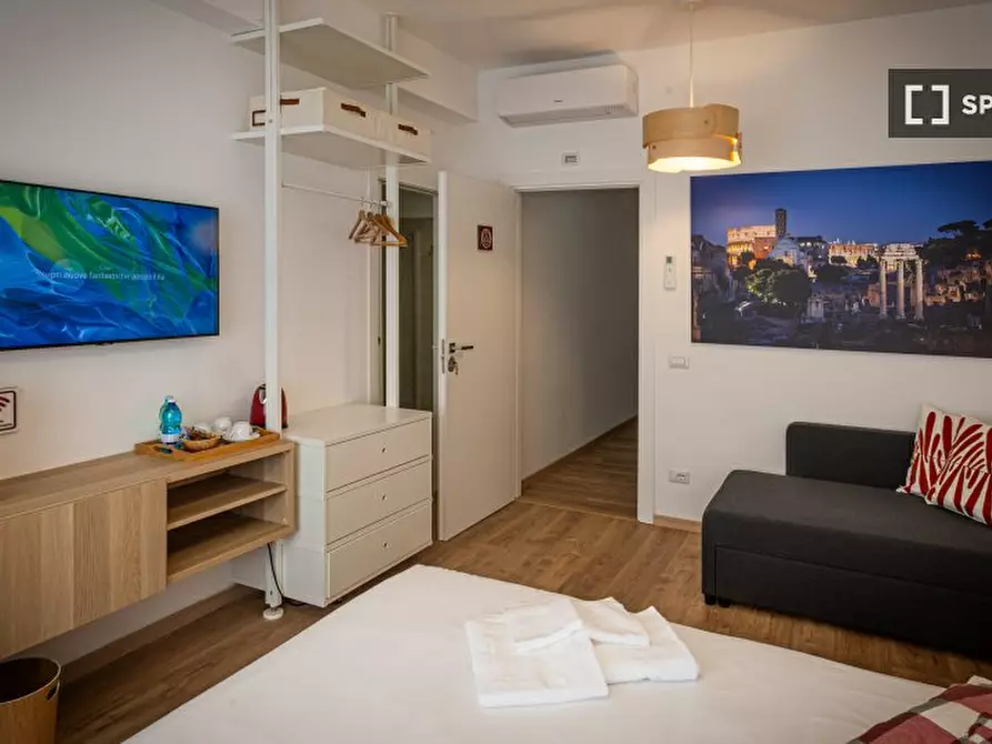 Immagine 3 di Camera condivisa in affitto  in Via Sebastiano Ziani a Roma