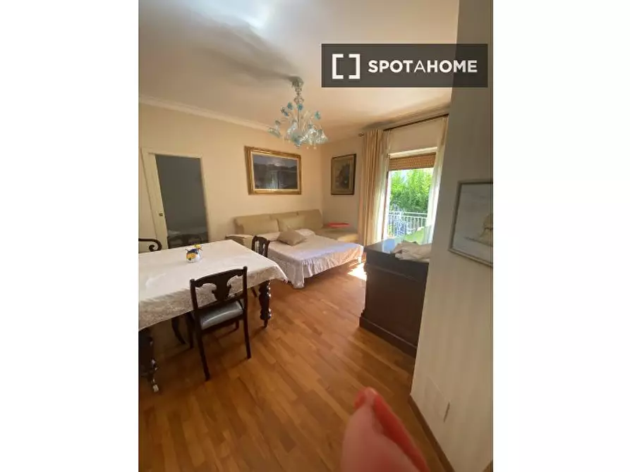 Immagine 2 di Camera condivisa in affitto  in Via Posillipo a Napoli