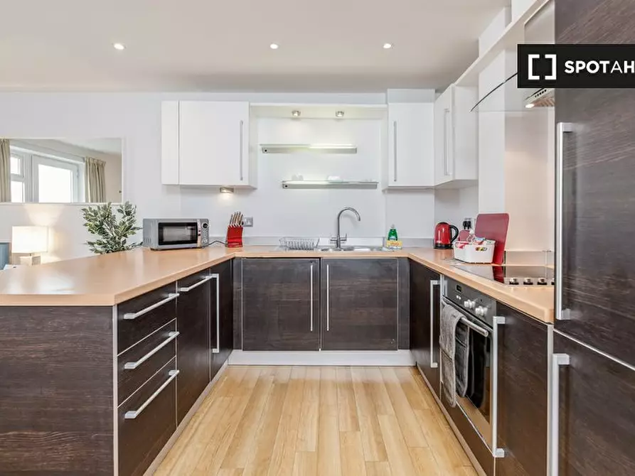 Immagine 2 di Appartamento in affitto  in Walnut Tree Cl a Guildford