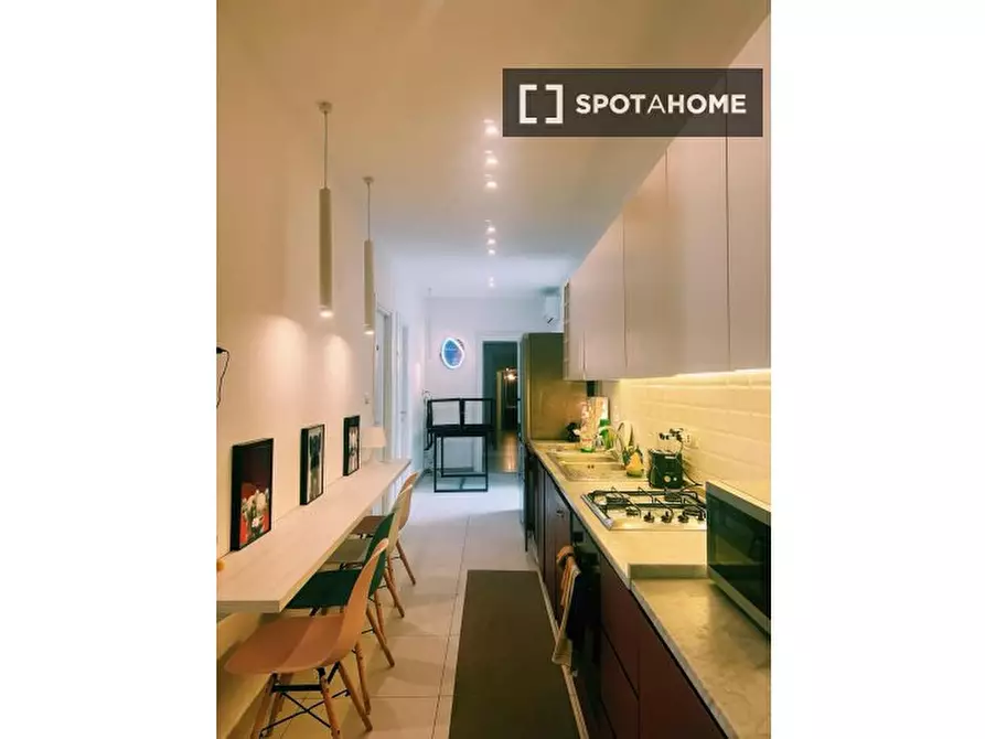 Immagine 2 di Camera condivisa in affitto  in Via Stella a Napoli