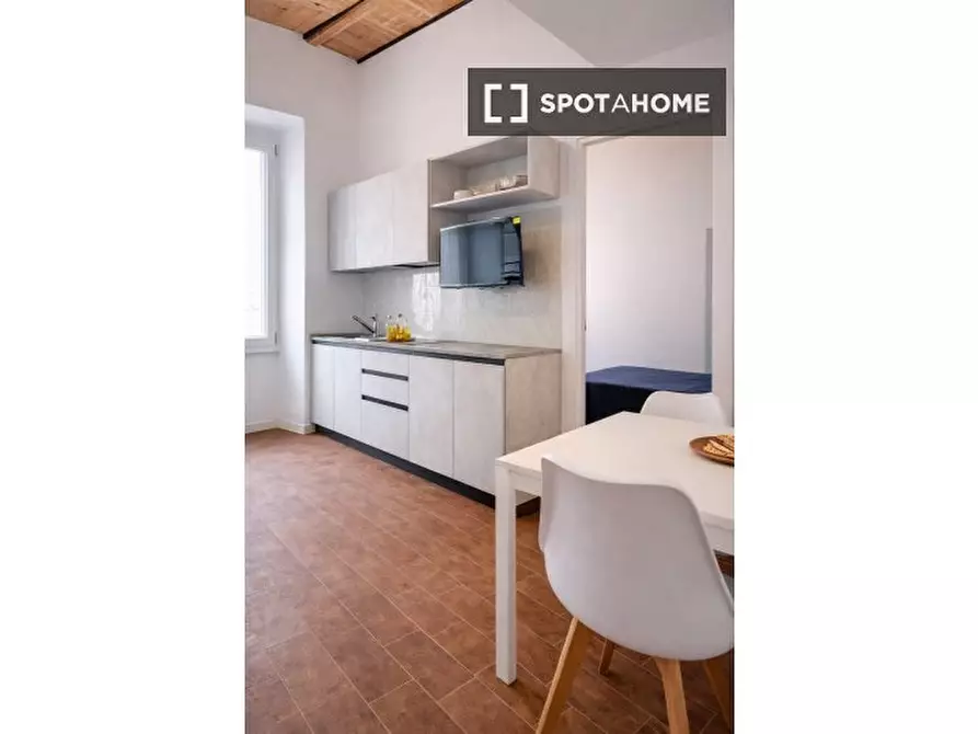 Immagine 4 di Camera condivisa in affitto  in Via degli Equi a Roma