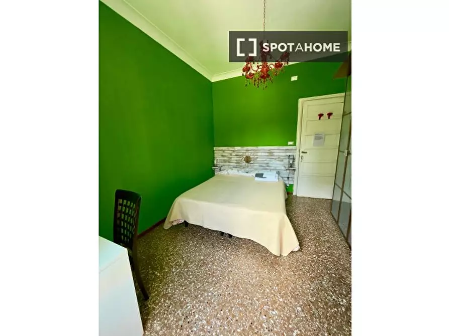 Immagine 3 di Camera condivisa in affitto  in Via Camilla a Roma