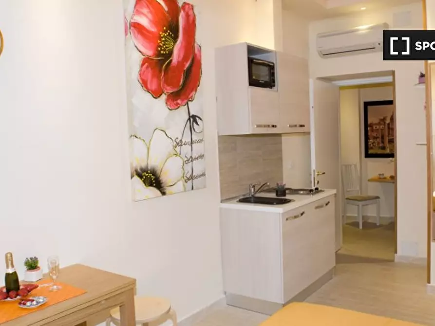 Immagine 15 di Camera condivisa in affitto  in Via Vetulonia a Roma