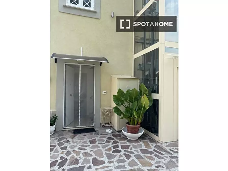 Immagine 4 di Camera condivisa in affitto  in Via dell'Agro Curziano a Roma