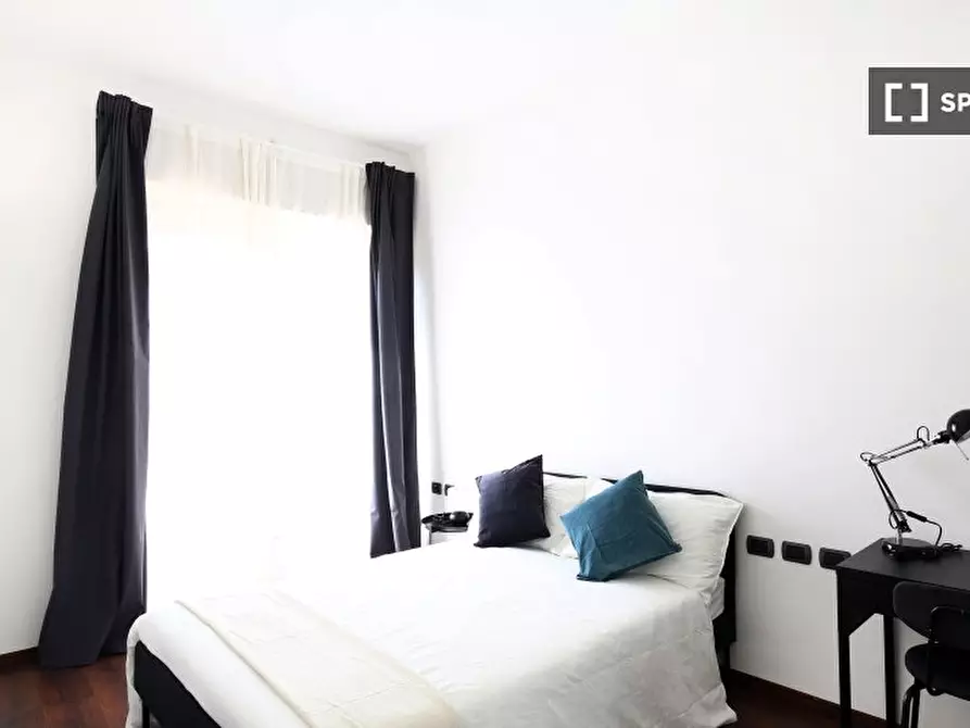 Immagine 1 di Camera condivisa in affitto  in Viale Vittorio Veneto a Milano