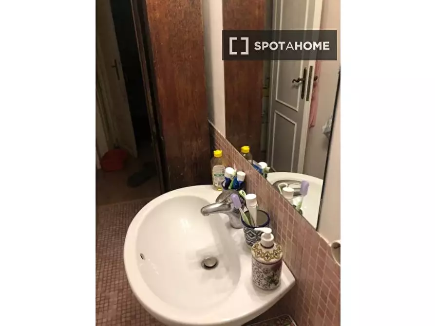 Immagine 10 di Camera condivisa in affitto  in Via dei Banchi Nuovi a Roma
