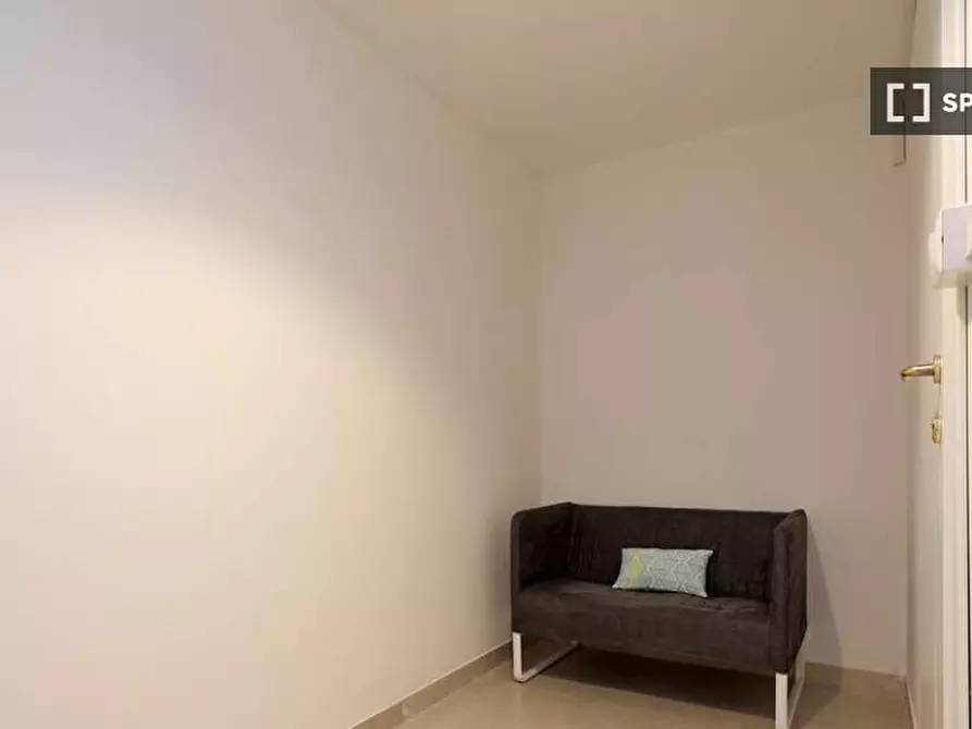 Immagine 16 di Camera condivisa in affitto  in Via dei Giornalisti a Roma