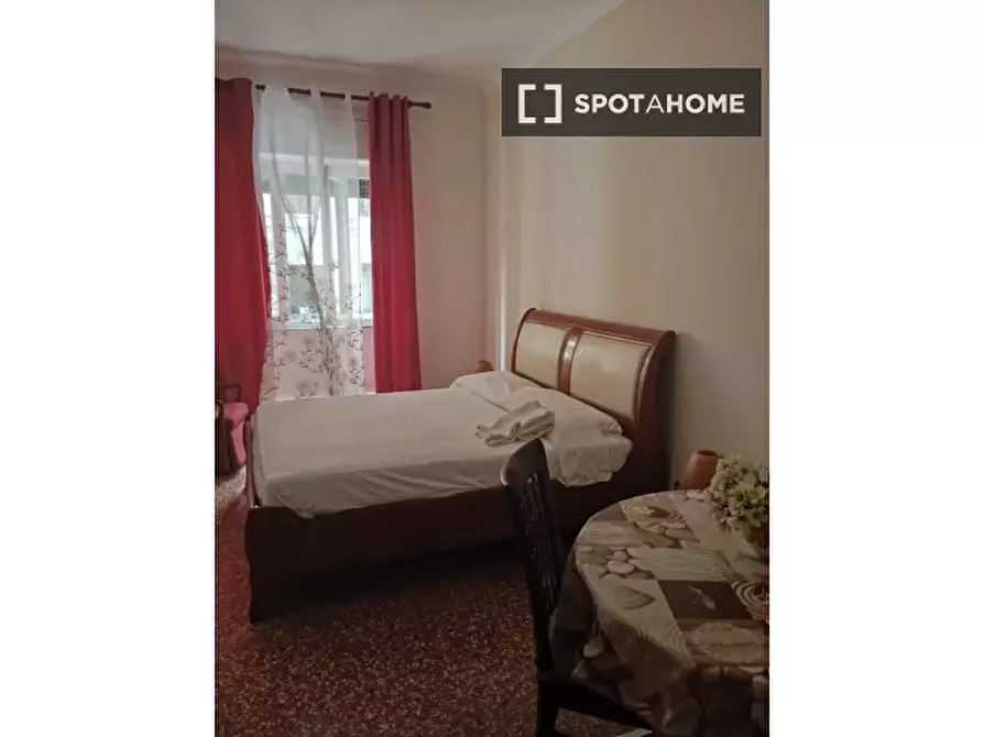 Immagine 1 di Camera condivisa in affitto  in Via Camilla a Roma