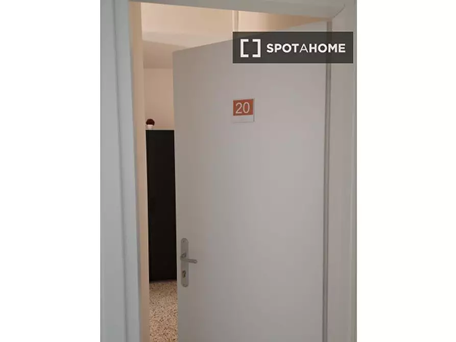 Immagine 5 di Camera condivisa in affitto  in Vico Campane a Donnalbina n. a Napoli