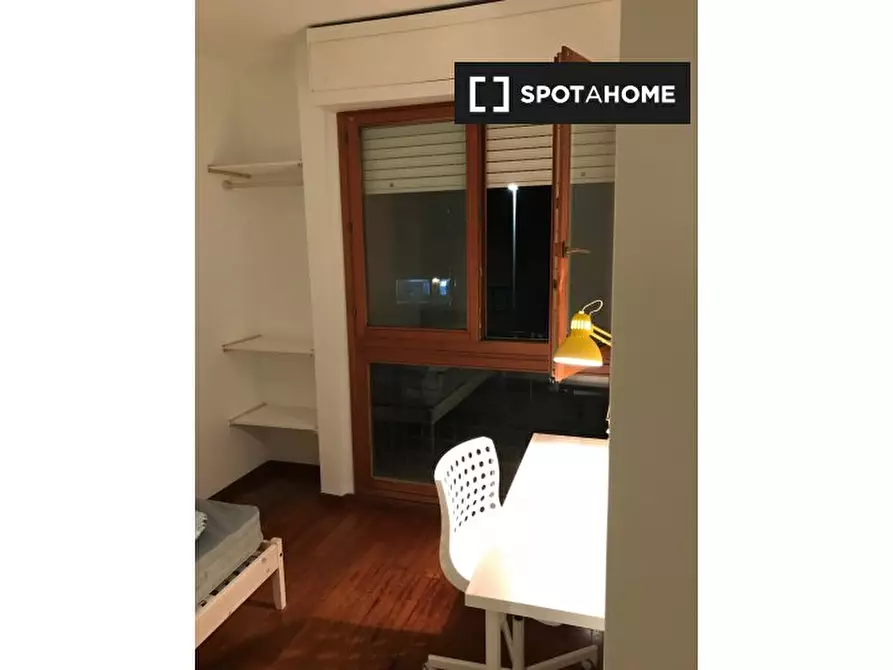 Immagine 19 di Camera condivisa in affitto  in Via Luigi Ploner a Roma